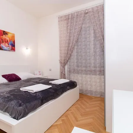 Gold Oscar Apartment